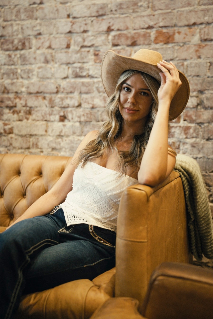 Ladies top and felt hat